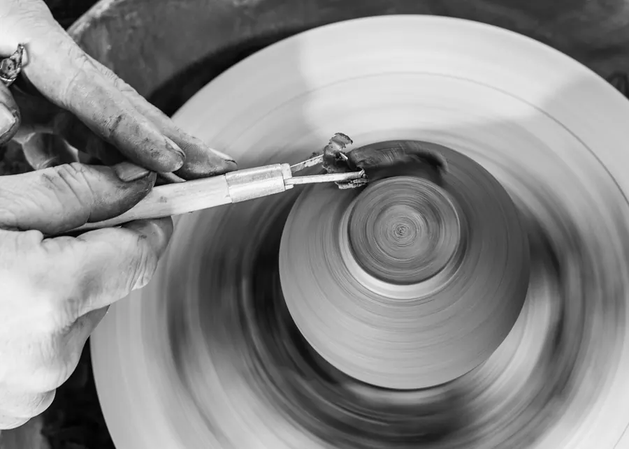 Patrick Sibille au tour dans son atelier de Vergt-de-Biron