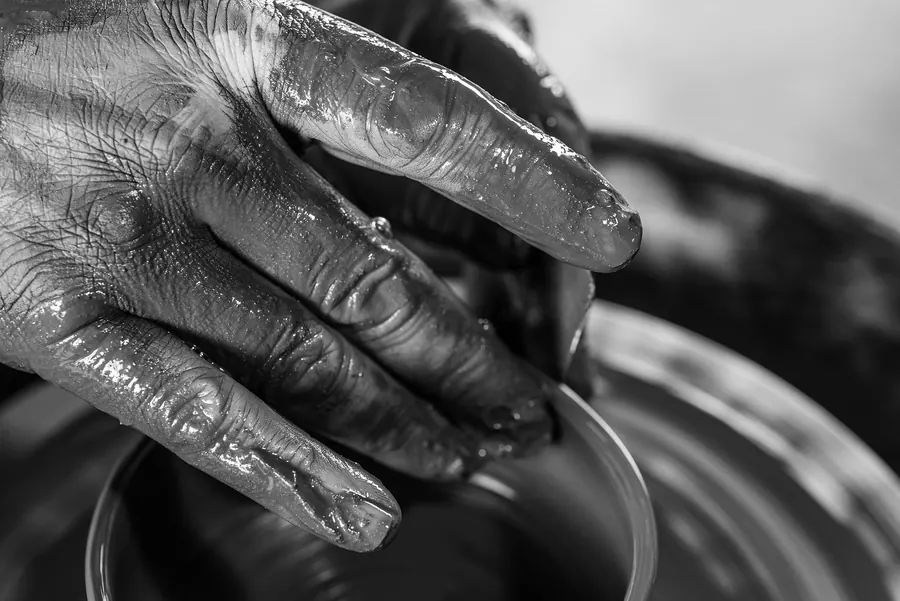 Les mains de Patrick Sibille sur une pièce en cours de tournage