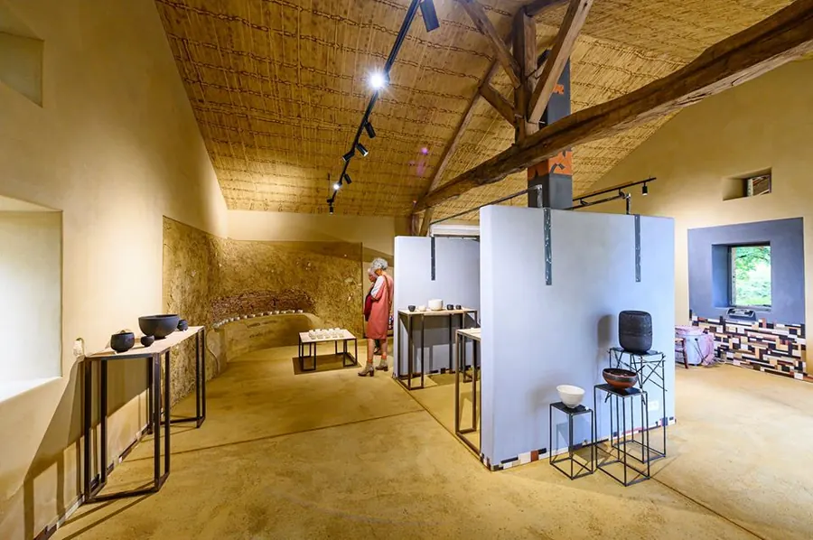 Salle d'exposition sous charpente, pièces de Patrick Sibille