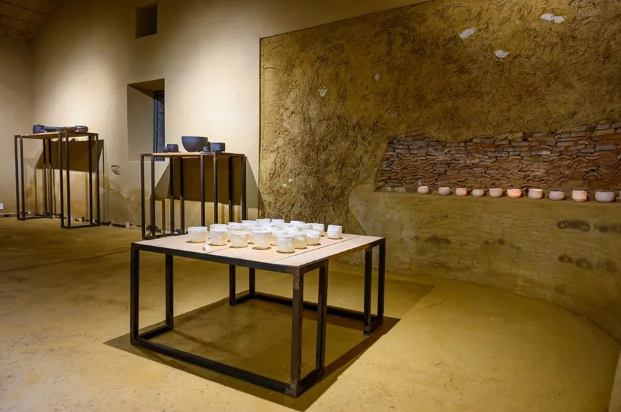 Accrochage d'une exposition de céramiques de Patrick Sibille