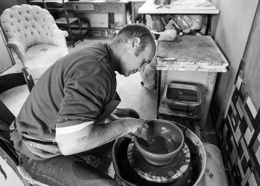 Portrait de Patrick Sibille au tour, dans son atelier de Falgueyrat