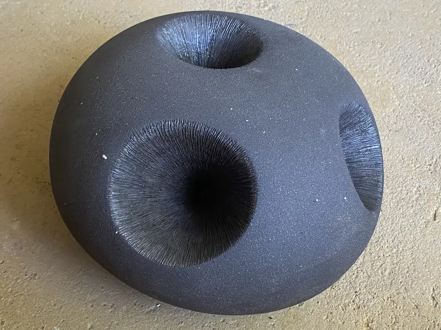 Sculpture en grès de la série Graines & Pollens — référence GP-040